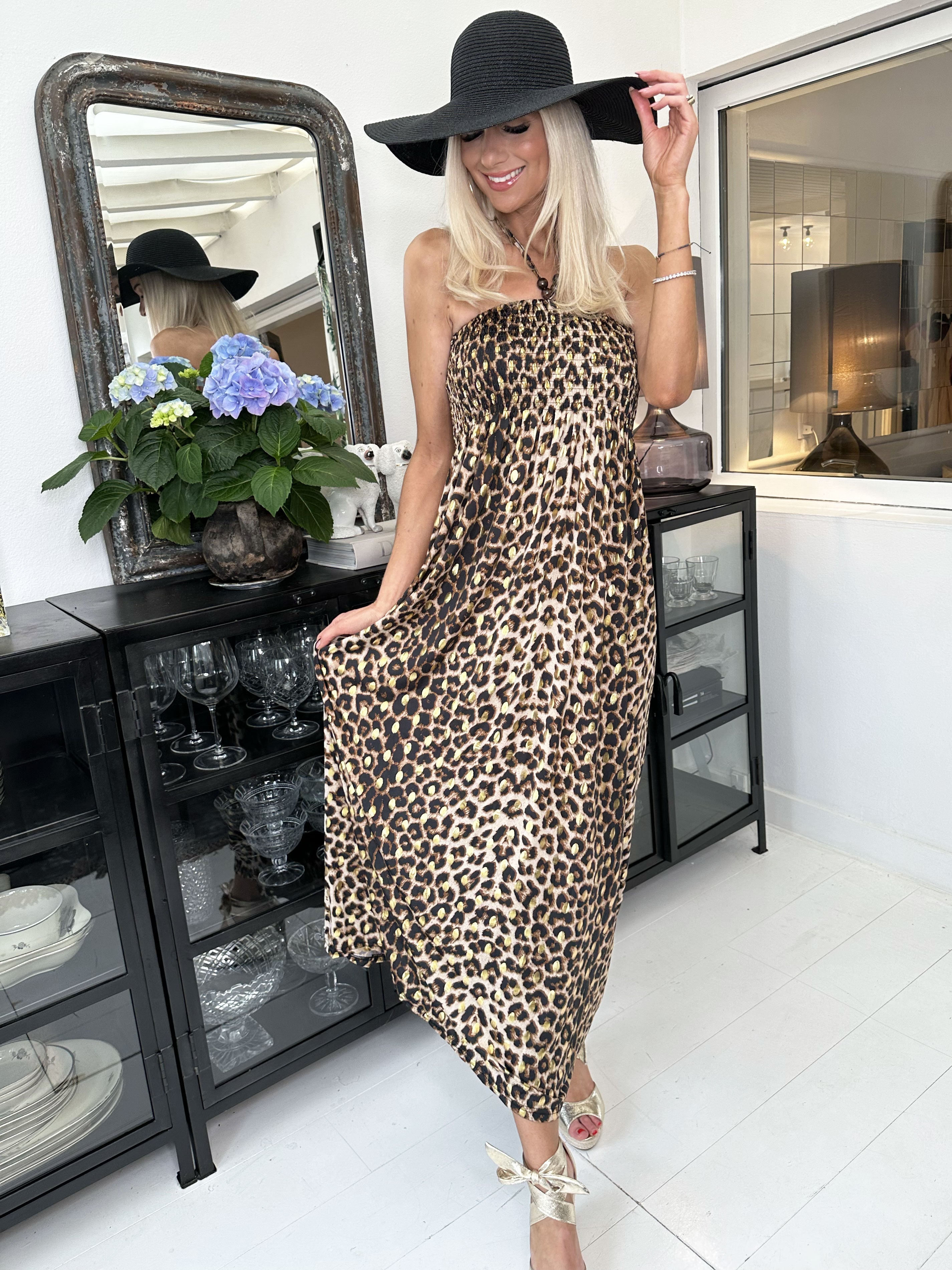 Mitsi Long - Elastisk kjole i leopardprint med guld detaljer